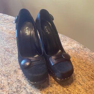 BRAND NEW Black Heel with Button Detail (SIze 6)